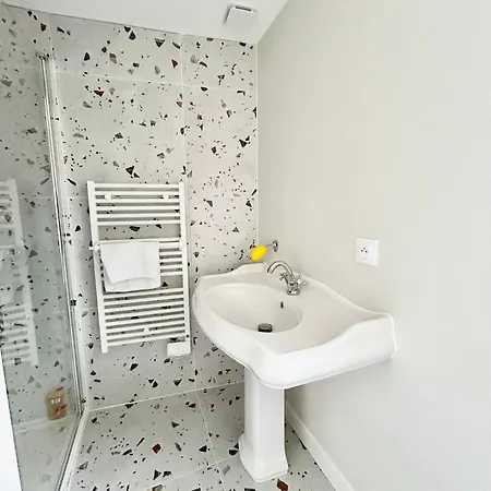 Les Hirondelles De *