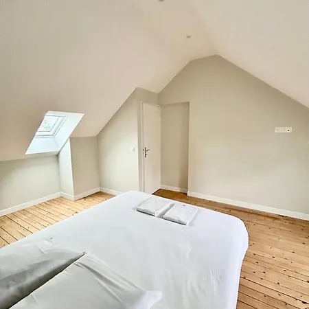 Les Hirondelles De *