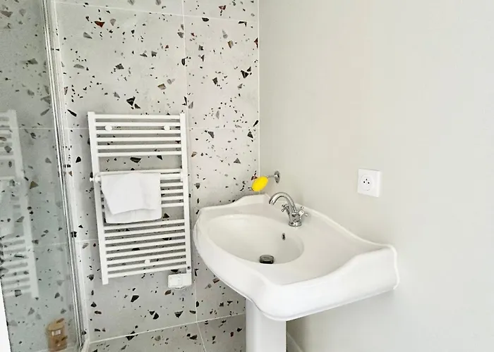 Les Hirondelles De *