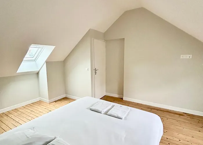 Les Hirondelles De *